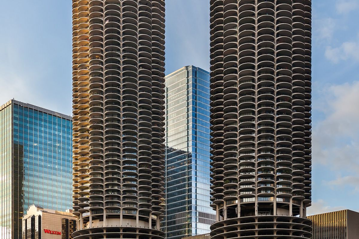 Two cylindrical high-rise towers with rounded balconies rise amid modern glass buildings, defining Chicago’s low-carbon cityscape.